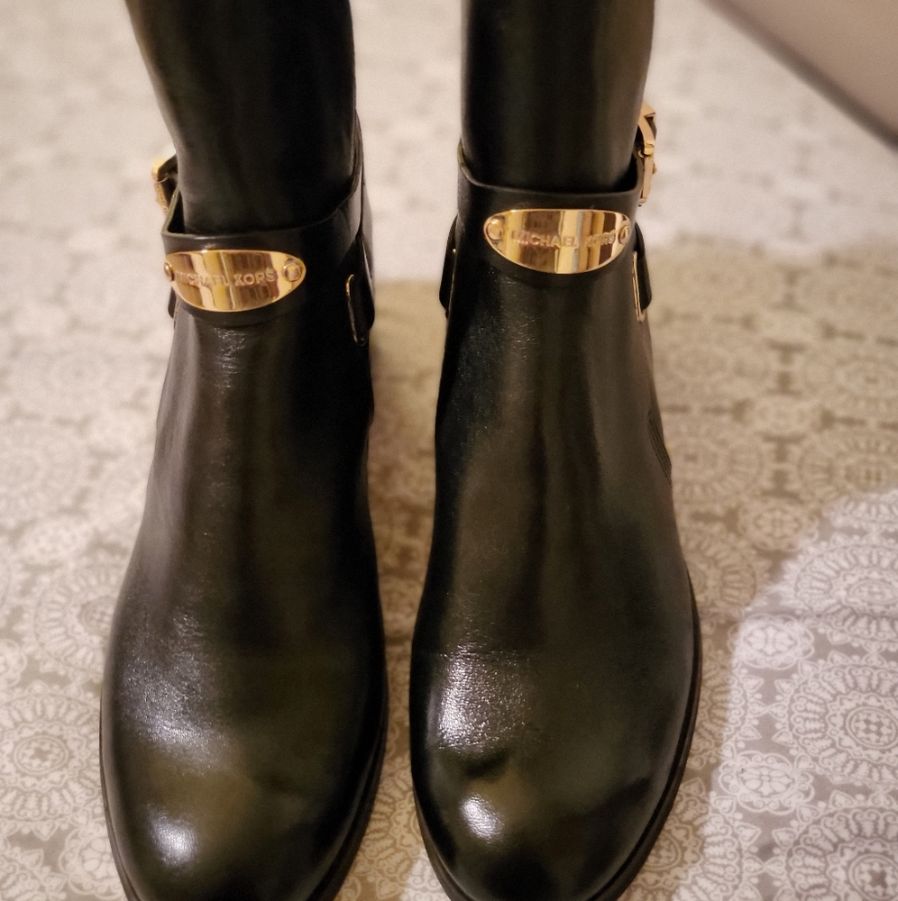 Micheal Kors Black leather ankle boot sz 7.5